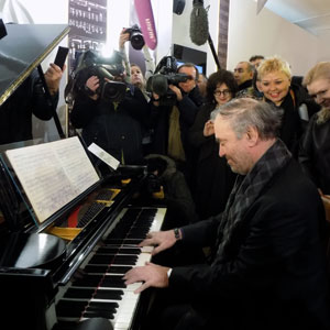 Валерий А. Гергиев за роялем в музее С.Прокофьева