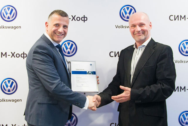 SIM-Hof, Volkswagen dealer in Yaroslavl, Peter Zajicek and Alexander Mikhaylik. Photo: Volkswagen Russia