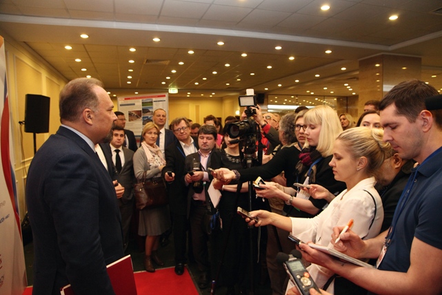 Mikhail Men at Minstroy press conference