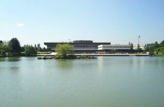 Ecole Polytechnique France seen from lake. Photo: David Monniaux