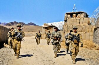 Afganistan. U.S. Army soldiers prepare to conduct security checks