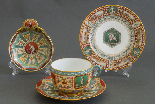 Икорница, тарелка и чайная пара из Рафаэлевского сервиза. Фото: Царское Село