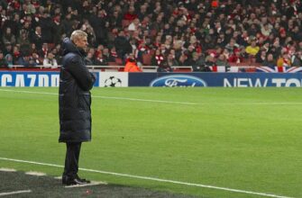 Arsène Wenger looks on. Photo: Ronnie Macdonald