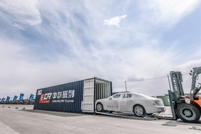 New Volvo S90 transported by railway to Europe