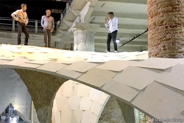 15-метровый сводчатый “шатер” из 399 блоков сложной формы их известняка, созданный Доктором Боком