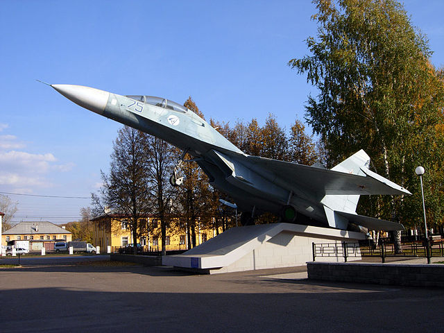 Истребитель Су-27 перед заводом Уфимского моторостроительного производственного объединения