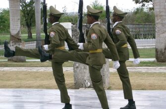 Santiago de Cuba Garde au Mausolée José Marti