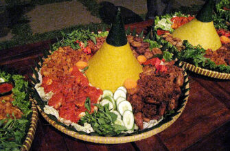 Tumpeng, cone shaped yellow rice surrounded by assortment of Indonesian dishes, during IGDA (Indonesian Graphic Design Award). Photo: Gunkarta Gunawan Kartapranata