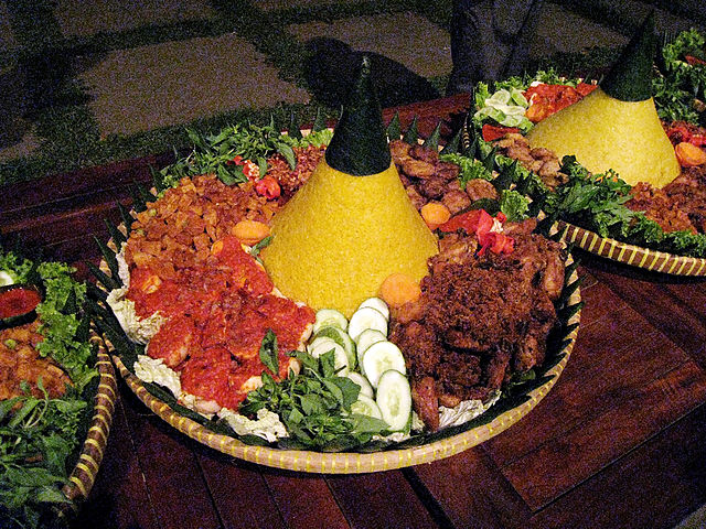 Tumpeng, cone shaped yellow rice surrounded by assortment of Indonesian dishes, during IGDA (Indonesian Graphic Design Award). Photo: Gunkarta Gunawan Kartapranata