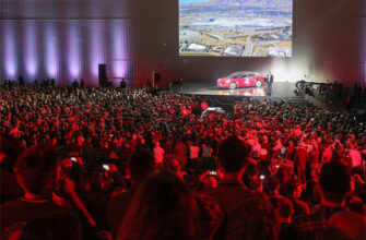 Элон Маск представил массовый электромобиль Тесла Модель 3