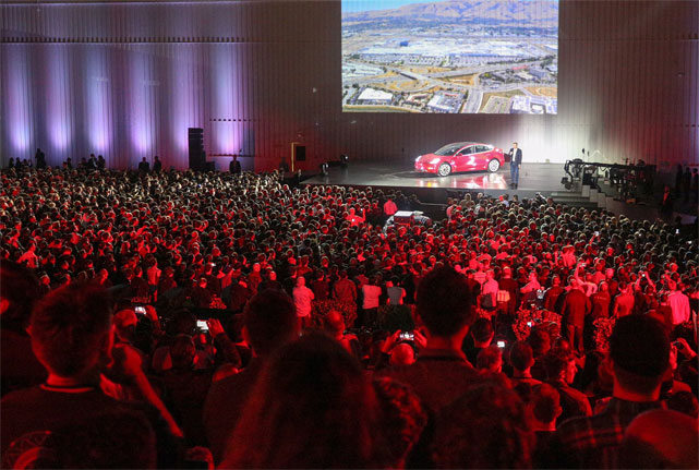 Элон Маск представил массовый электромобиль Тесла Модель 3