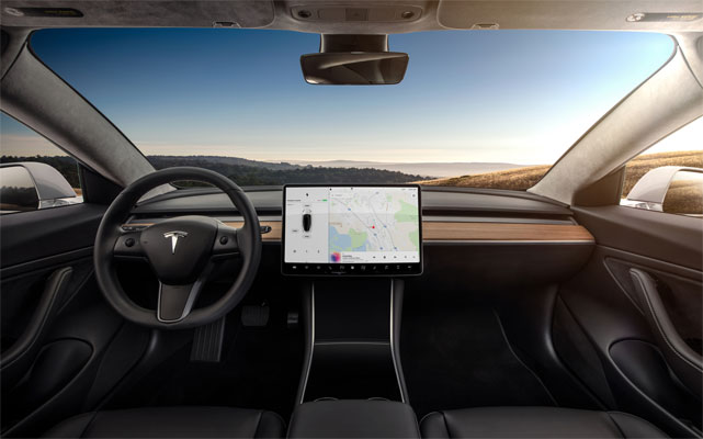 Водительское место автомобиля Тесла Модель 3 (Tesla Model 3). Фото: Tesla