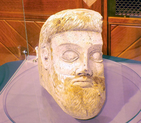 Голова античного божества. V век до н.э., глина. Подводные археологические исследования у мыса Ак-Бурун