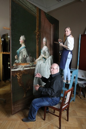 Эрмитаж. Реставраторы за работой.Портрет Екатерины II перед зеркалом. Прибл. 1762-63