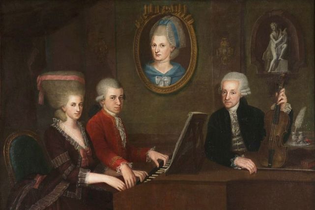 Анна Мария, Вольфганг Амадей и Леопольд Моцарты на фоне портрета Марии Анны Моцарт