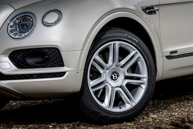 Большие 21-дюймовые диски идут в базе Bentley Bentyaga Diesel. Фото: Bentley