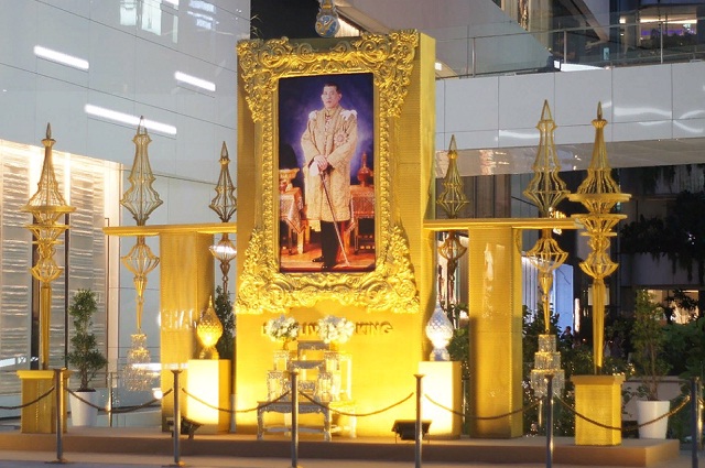 Portrait of King Vajiralongkorn in front of The emquatier