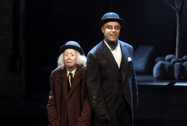 Матвей Волков (Эстрагон), и Артур Иванов (Владимир) в спектакле "В ожидании Годо"