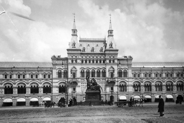 Памятник Минину и Пожарскому в 1890-е годы. Сзади уже построен будущий "ГУМ".