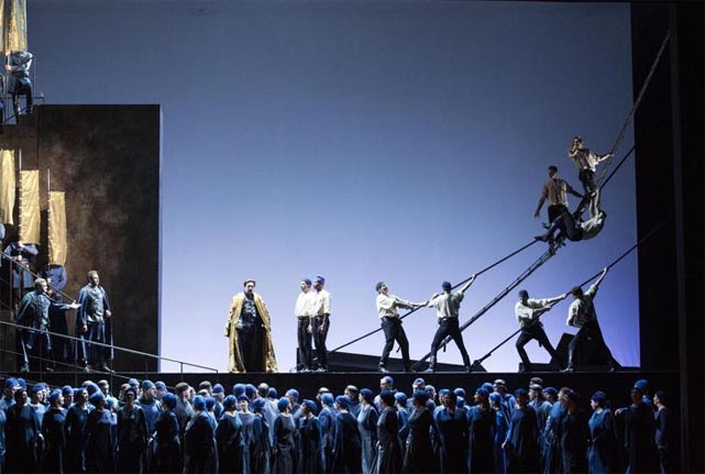 Подарите любимой вечер итальянской оперы в Ла Скала, там сейчас идет вердиевский Симон Бокканегра