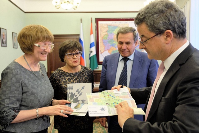 Посол Швейцарии в РФ Ив Россье во время визита в Новосибирск