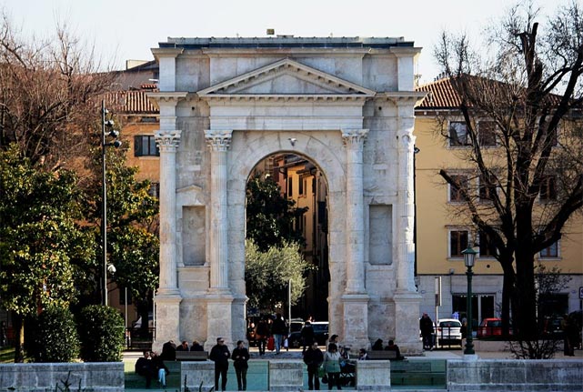 Римская триумфальная арка Деи Гави (Arco dei Gavi)