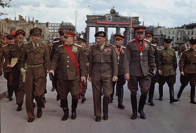 Маршалы СССР Жуков, Рокоссовский и Соколовский с союзниками в 1945 году