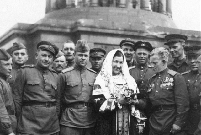 Лидия Русланова у стен Рейхстага, 2 мая 1945 года