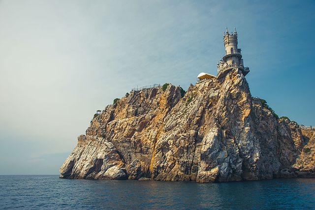 Ласточкино гнездо - замок на скале, прекрасно виден в круизе по Черному морю
