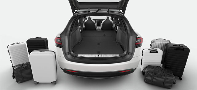 Большой задний багажник Tesla Model X можно существенно увеличить, сложив сидения в ровный пол