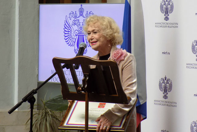 Светлана Немоляева награждена Почетной грамотой