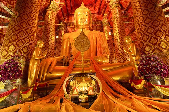 Будда в Wat Phanan Choeng,