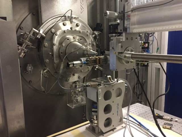 Экспериментальная установка для одновременных измерений механических и структурных параметров кожи хамелеона. Фото: Дмитрий Иванов