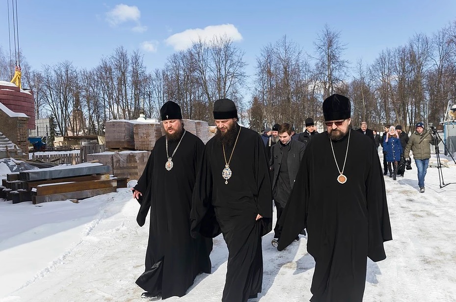 Церковные иерархи осматривают, как идёт восстановление Костромского кремля