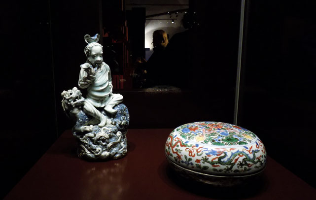 Статуэтка и шкатулка Древнего Китая эпохи Мин