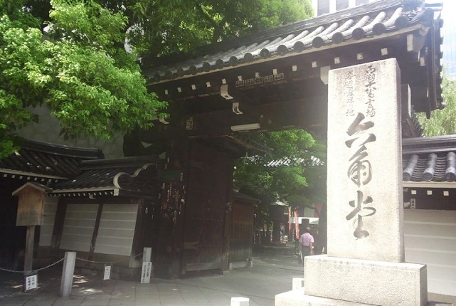 Школа Икенобо берёт начало в храме Рокаку-до