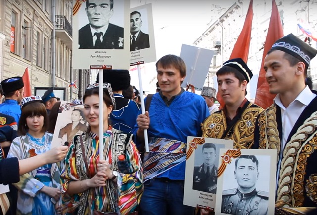В акции Бессмертный полк в Санкт-Петербурге приняли участие люди разных национальностей