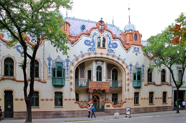 Rajlova Palata - Палаты Рахлова или дворец, выстроенный в Суботице венгерским архитектором Ференцем Рахловым