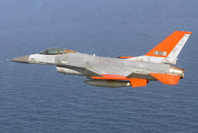 Списанный и превращенный в мишень F-16, оснащенный автопилотом