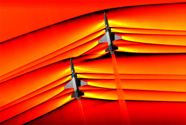 Используя специальную технологию аэрофотосъемки, НАСА удалось запечатлеть взаимодействия ударных волн от двух сверхзвуковых самолетов, летящих в звене. Фото: NASA