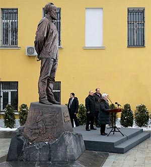 Открытие памятника А. И. Солженицыну на улице его имени (бывшая Большая Коммунистическая, Москва, В.В. Путин и Н.Д. Солженицына)