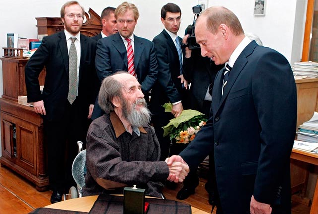 В.В. Путин поздравляет А.И. Солженицына с 85-летним юбилеем на даче писателя в Троице-Лыкове.