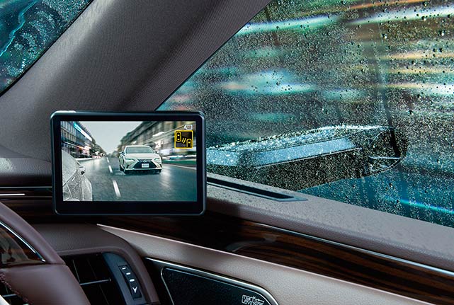 Дисплей бокового обзора нового Lexus ES. Фото: Toyota Motor