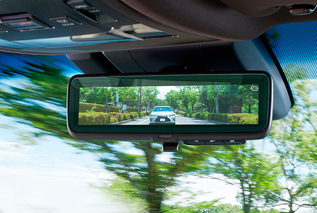 Цифровое зеркало заднего вида Lexus ES может работать в двух режимах - оптическом и с цифровом. Фото: Toyota Motor