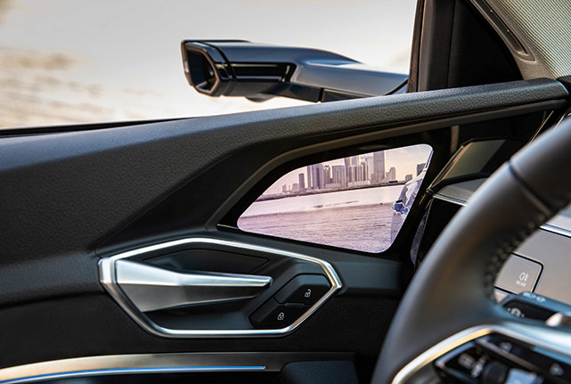 Дисплей бокового обзора, встроенный в дверь Audi e-tron. Фото: Audi AG