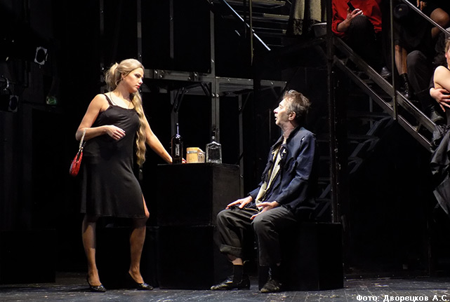 Ника Пыхова (Соня Мармеладова) и Юрий Шайхисламов (Мармеладов, её отец) в спектакле «Убивец» Театра у Никитских ворот