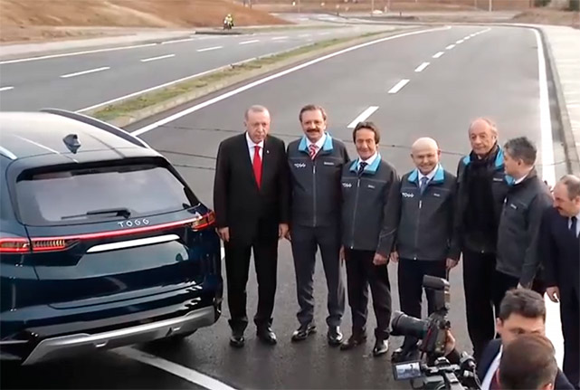 Первый тест-драйв турецкого электромобиля Президентом Эрдоганом и фото на память.