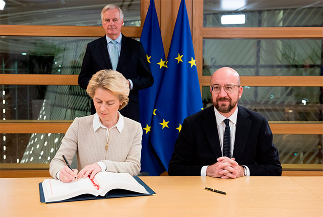 Председатель Европейской комиссии Урсула фон дер Ляйен и председателем Европейского совета Шарлем Мишелем подписывают соглашение о Брексите