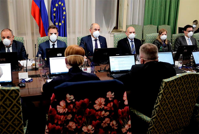 Официальные лица Словении на совещании по ситуации с коронавирусом. Фото: Твиттер правительства Словении