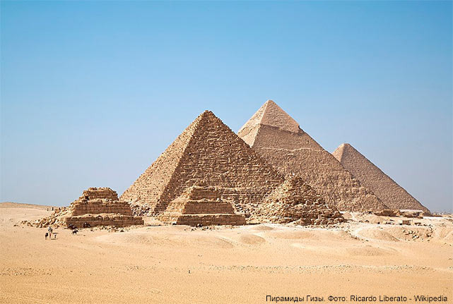 Пока туристов нет, египетские пирамиды решили почистить